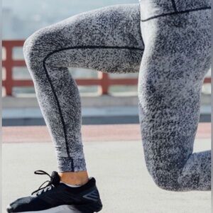 Wunder Under Tight 29” *Luon  Pristine Condition!  Spray Jacquard White Black. 4